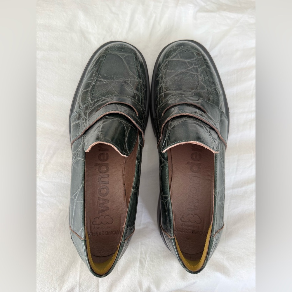 Wonders women’s green croc  leather loafers sz 38